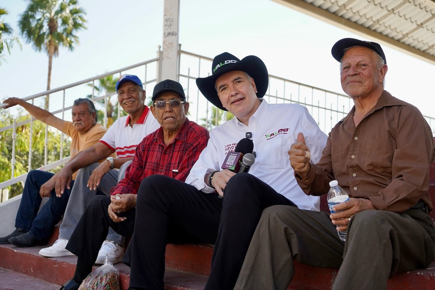 Waldo con miembros de la comunidad