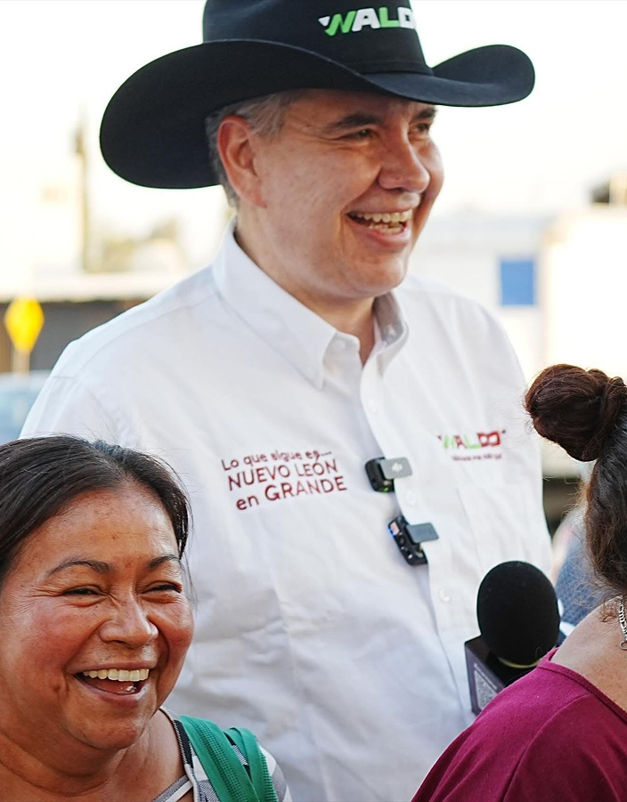 Waldo con miembros de la comunidad